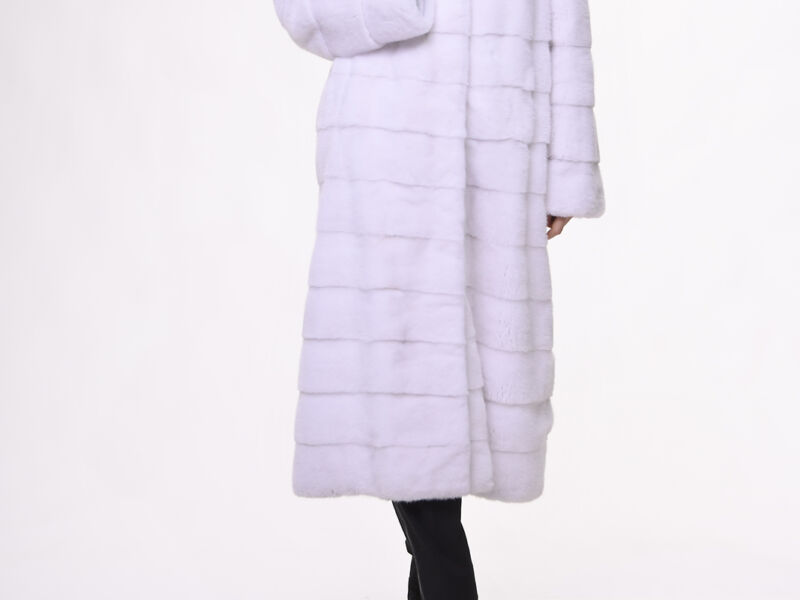 04 / Maxi cappotto in visone bianco